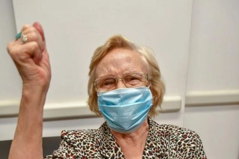 Elsa Nélida Alonso, de 90 años, fue la persona vacunada contra el covid n° 1 millón en Argentina