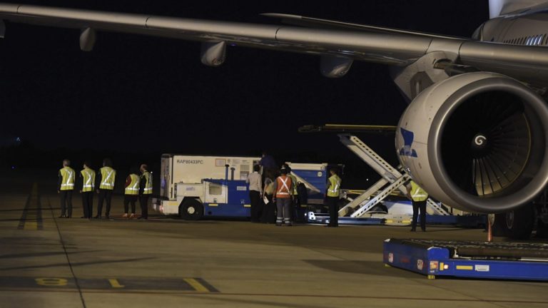Llegó el avión de Aerolíneas Argentinas procedente de Beijing con 904.000 dosis de la vacuna Sinopharm