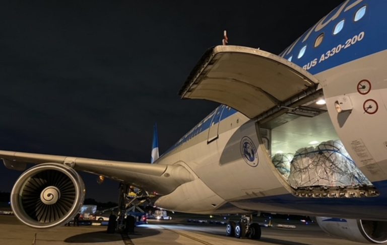 Exportación no tradicional: aviones de Aerolíneas Argentinas traen vacunas y se llevan semillas