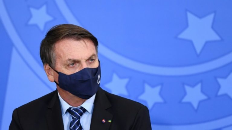 «Presionado, Bolsonaro cambia 6 ministros y trata de encuadrar a los militares»