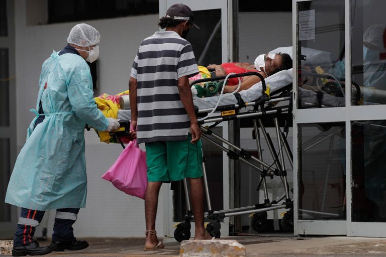 Brasil: hospitales colapsados y pico de muertes. Gobernadores exigen medidas. Bolsonaro se niega