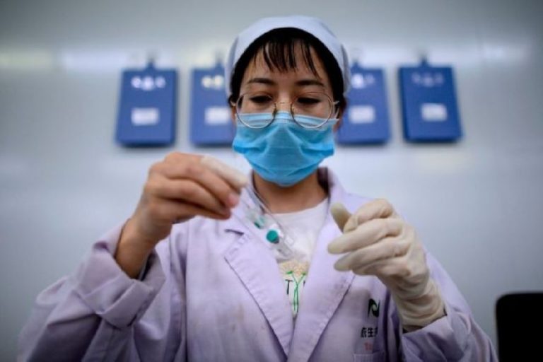 China otorgará visas a extranjeros que hayan recibido la vacuna china