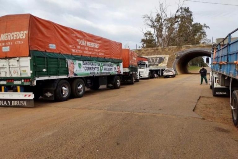 2.000 camiones siguen varados en Paso de los Libres, en la frontera con Brasil