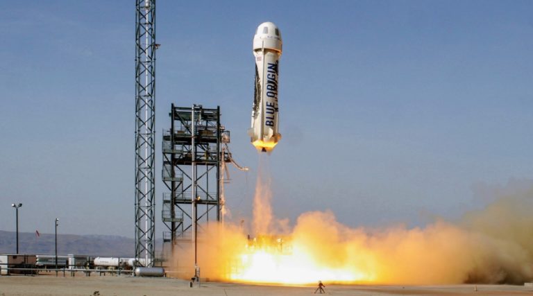 Jeff Bezos, CEO de Amazon, con un contrato del gobierno para una misión lunar con energía nuclear