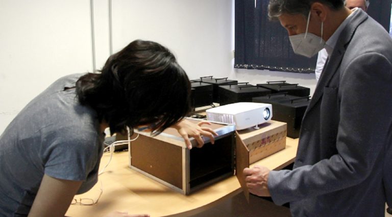 En la Universidad de La Rioja desarrollaron un dispositivo portátil para desinfectar papel