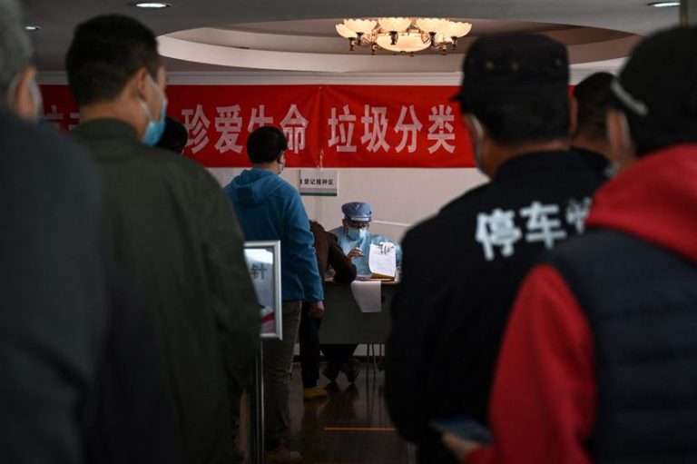 China advierte de límites en la eficacia de sus vacunas. Cuestionan a Sinovac