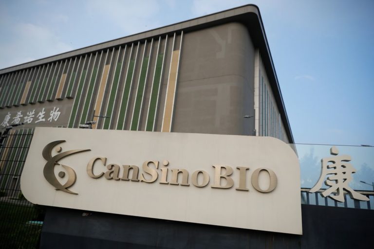 Buscando más vacunas: un contrato con CanSino -chino-canadiense- está a la firma