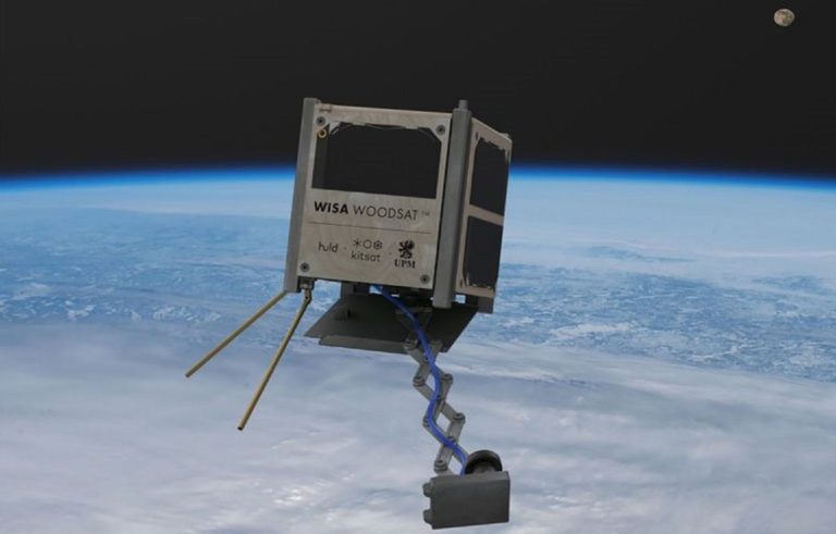 Finlandia lanzará al espacio el primer satélite hecho de madera