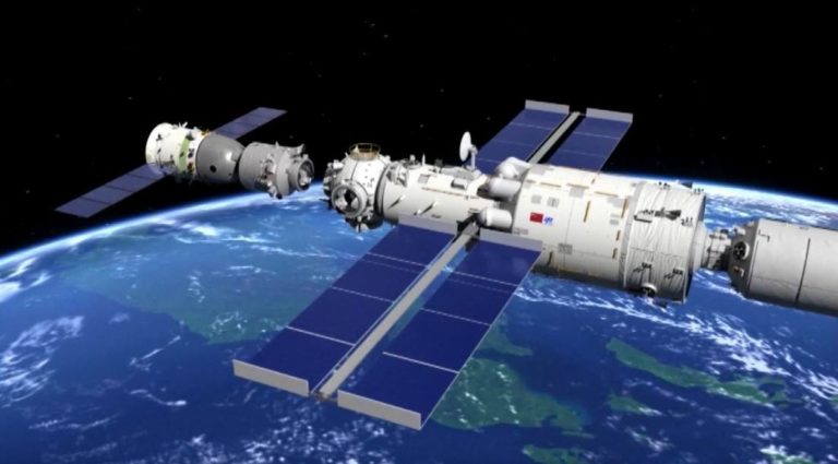 Una misión tripulada china arribó ayer a su estación espacial en construcción