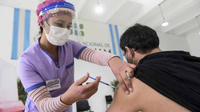 Al 12 de febrero en Argentina se vacunó contra el covid a 40 millones de personas, al menos con 1 dosis