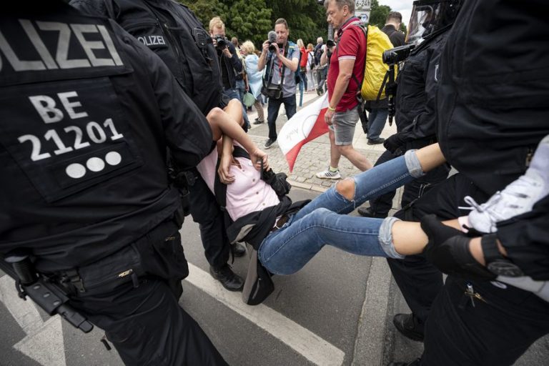 Manifestantes contra las restricciones por el covid chocan con la policía en Alemania y en Francia