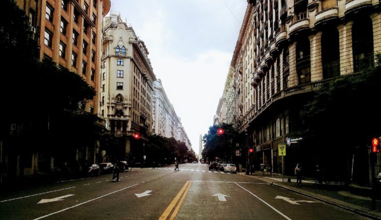 En la ciudad de Buenos Aires, el aire seco invernal favoreció la transmisión de COVID-19