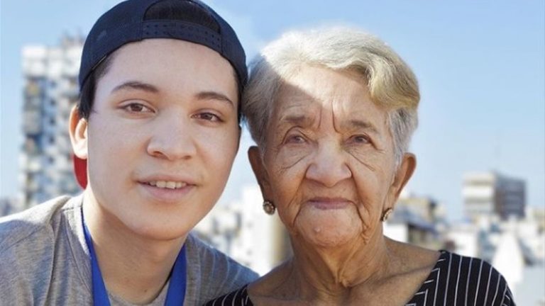 «Abue», la plataforma creada en Argentina por un nieto y su abuela para incluir a los adultos mayores. Video