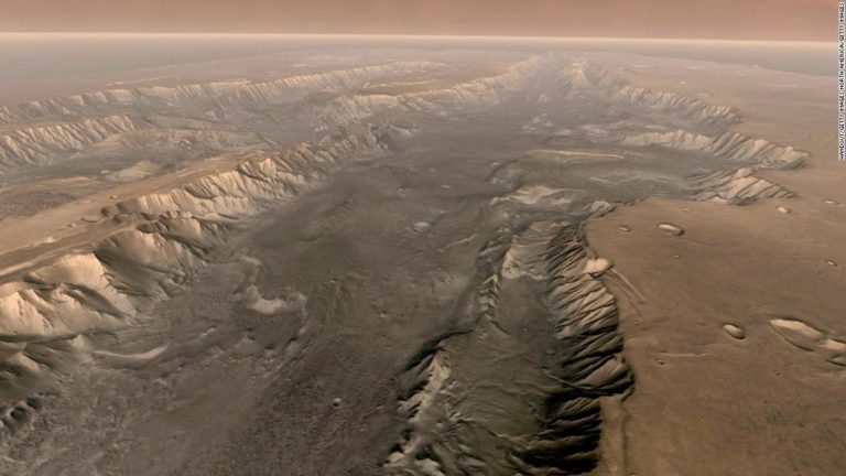 Encuentran «cantidades significativas de agua» en la enorme extensión del Gran Cañón de Marte