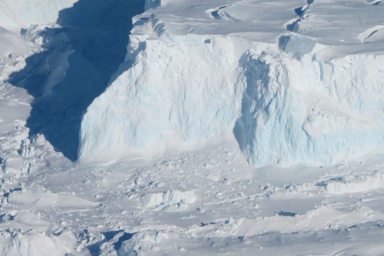 Grietas gigantes acercan un glaciar antártico al colapso