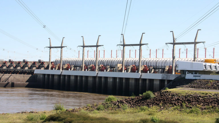 La generación eléctrica de Argentina se volvió más sucia por la sequía. Y por errores viejos