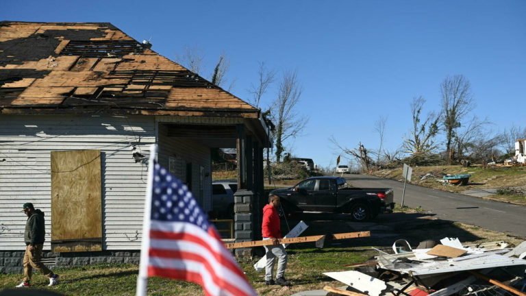 Los fenómenos meteorológicos extremos son «la nueva normalidad», dicen en EE.UU. después de los tornados
