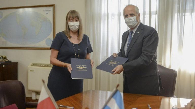 El ministro de Defensa, Jorge Taiana, firmó un acuerdo de cooperación con Polonia