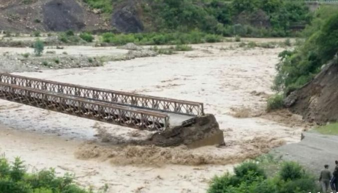 El río Bermejo, desbordado por las lluvias, derrumbó un puente internacional que une Salta con Bolivia – Video