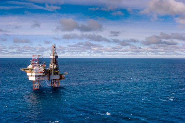 La medida cautelar de un juez dispone frenar la exploración petrolera a 300 km. de la costa