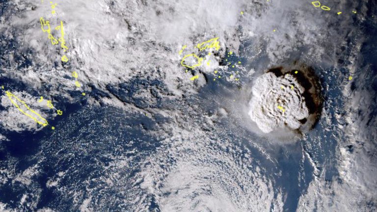 Erupción volcánica submarina y tsunami en Tonga, Pacífico Sur, vista desde el espacio – Video