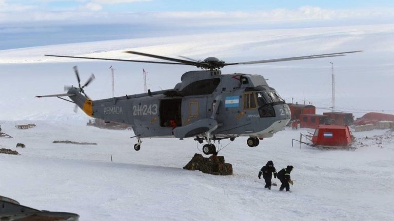 Campaña antártica: dos helicópteros del Irízar para abastecer a las 13 bases argentinas