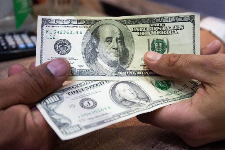 El dólar «blue» se desplomó. Termina abril en el «piso» de $ 200, en el microcentro porteño