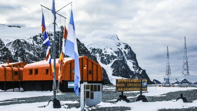 Todas las bases antárticas argentinas, comunicadas a través de los satélites ARSAT