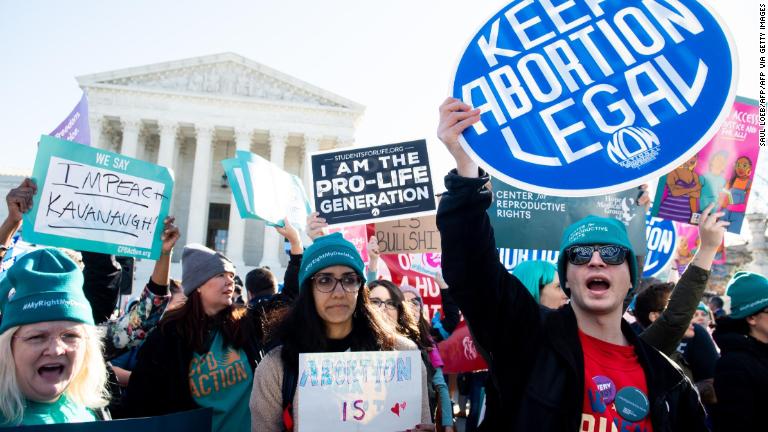 «El bombazo de la Corte Suprema sobre el aborto sugiere un cambio asombroso en la vida estadounidense»