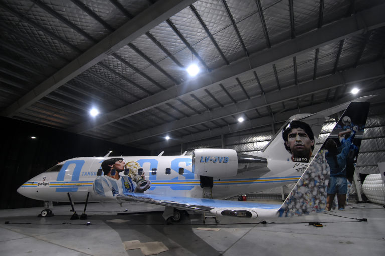 Lanzan el avión Tango D10S, en homenaje a Maradona