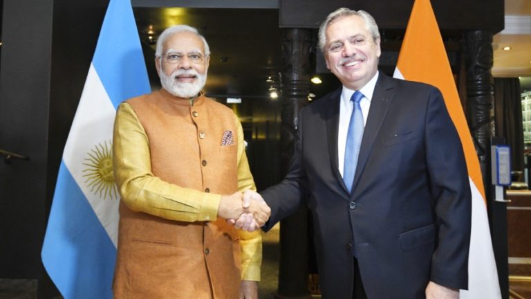 El G-7 se preocupa por Rusia y China. Fernández se reúne con Modi, primer ministro de India