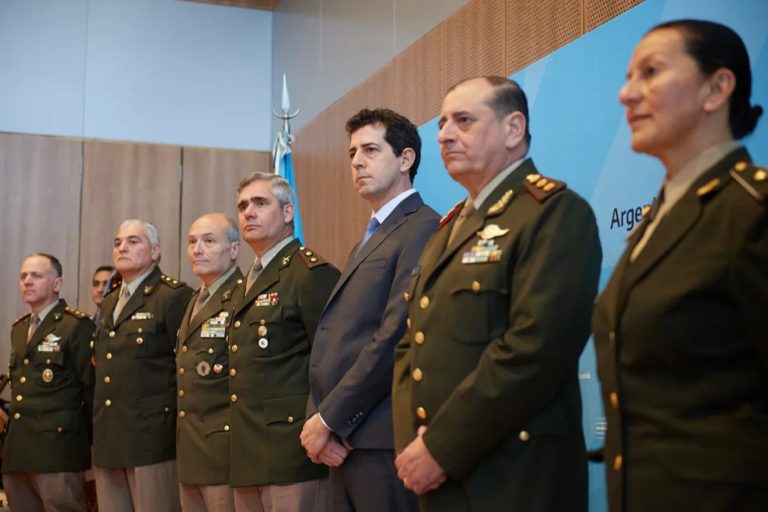 El ministro del Interior «Wado» de Pedro reivindicó a las Fuerzas Armadas «que pensaron una Argentina desarrollada e industrial»
