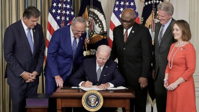 La primera victoria de Biden en un año: firma una ley que trata el calentamiento global, salud e impuestos