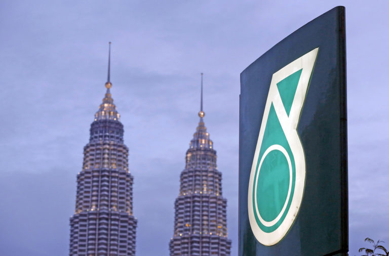 YPF y Petronas, la petrolera estatal de Malasia, analizan un proyecto para exportar GNL. 1° etapa: u$s 10 mil millones