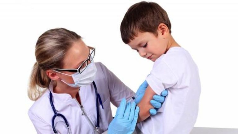 Pediatras argentinos cada vez más preocupados por la caída en la aplicación de vacunas
