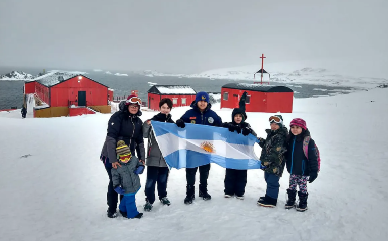 De la Antártida al espacio: alumnos de la escuela en Base Esperanza hablaron con la estación espacial