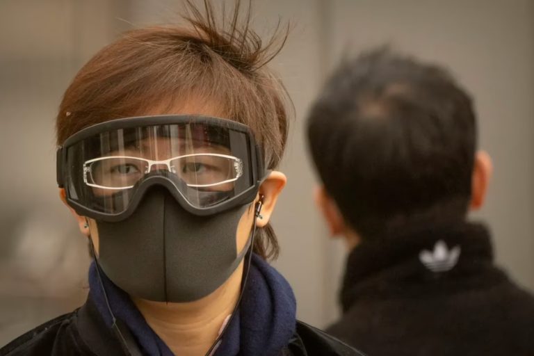 Tormentas de arena y pequeñas particulas cubren Pekin y el norte de China
