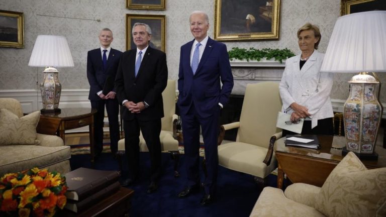 La version de la Casa Blanca sobre la reunion Biden-Fernández