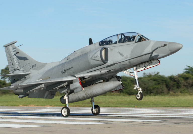 La Fuerza Aérea Argentina recupera los aviones de combate A-4Ar Fightinghawk