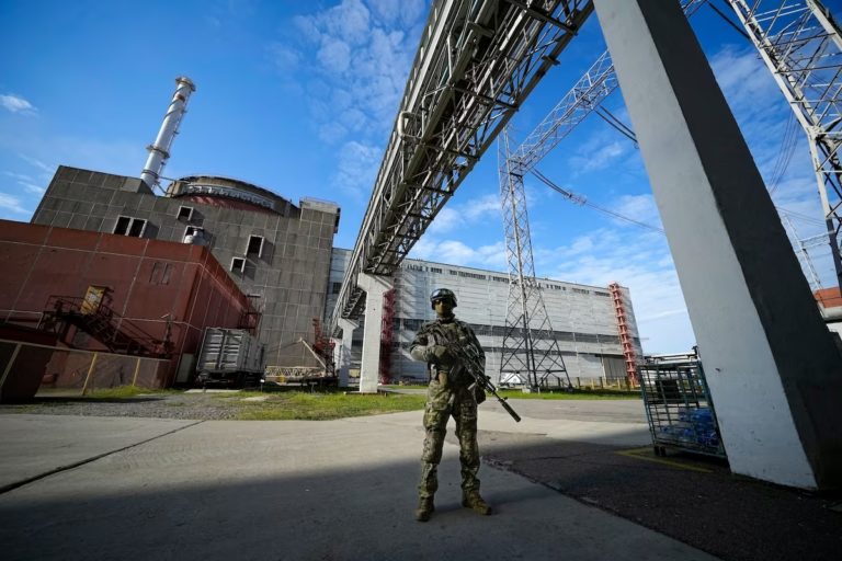 Rafael Grossi advierte sobre los riesgos en la central nuclear ucraniana. Rusia anuncia que suspende operaciones
