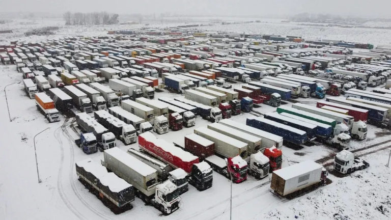 Por las nevadas, 1.500 camiones varados en la frontera con Chile, en el paso de Uspallata