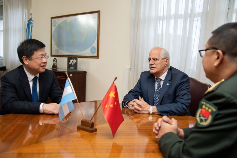 Una conversación entre el ministro Taiana y el embajador chino sobre equipamiento militar