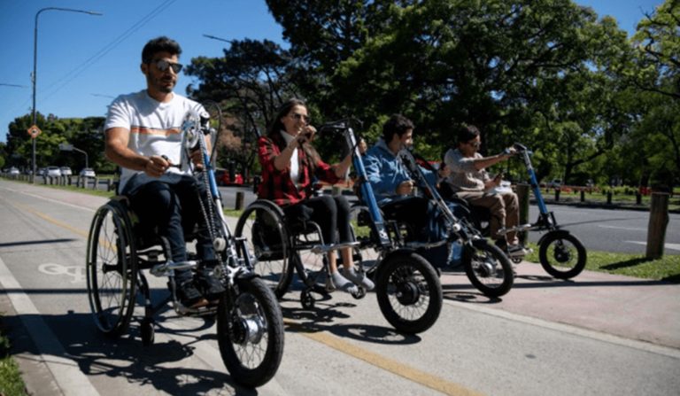 Dos discapacitados desarrollaron en Argentina un acople que transforma sillas de ruedas en bicicletas