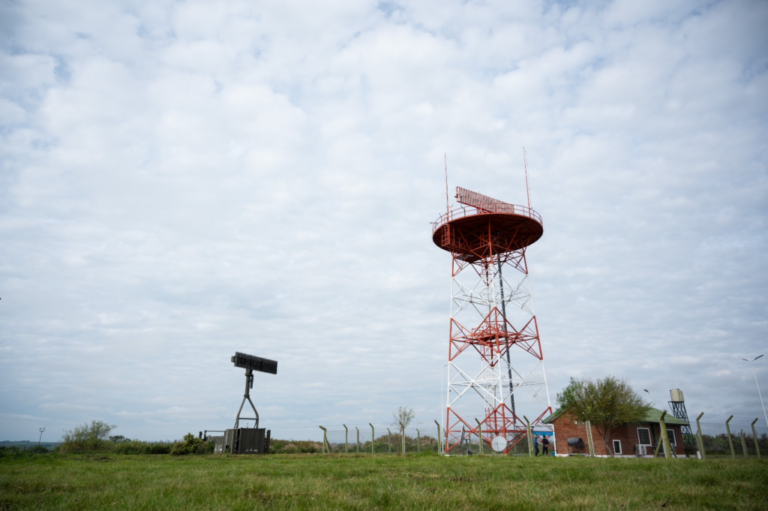 INVAP instala un nuevo radar de control de tráfico aéreo en Paraná