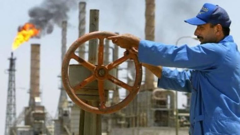 Arabia Saudita y Rusia mantendrán el ajuste de su producción de petróleo hasta fin de año