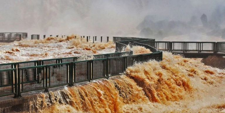 La crecida del Paraná obligo a cerrar el acceso a las Cataratas del Iguazú