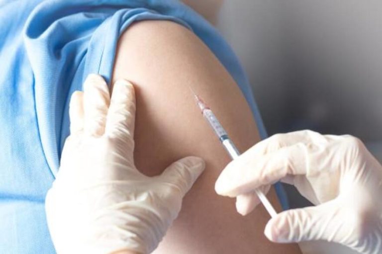 Covid: 3 años de vacunación en Argentina. Hubo efectos adversos en una minoría ínfima