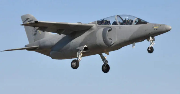 Personal Civil de la Fuerza Aerea desarrolla un programa para el entrenamiento de pilotos de aviones de caza