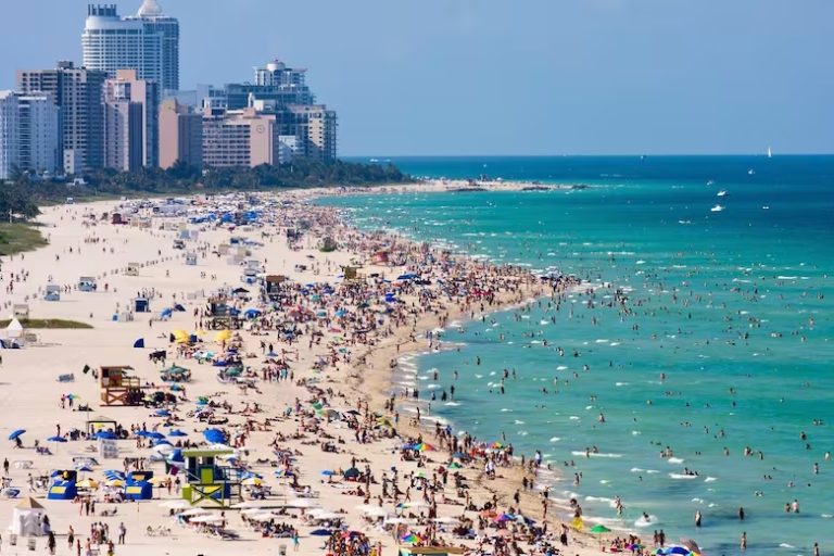 Con crisis y devaluación, hay un importante turismo argentino en Miami