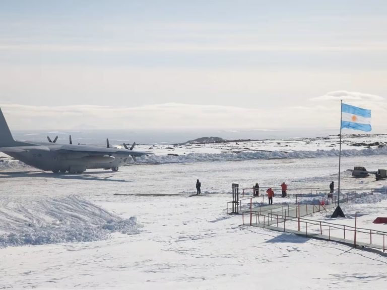 El aeródromo en la base Marambio, Antártida Argentina